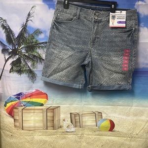 Brand new with tags Woman’s Seven7 tummyless Bermuda shorts.